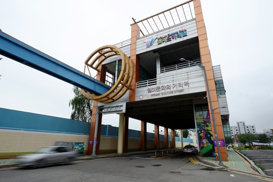 〈div align=right〉〈font color=blue〉ⓒ시사IN 신선영〈/font〉〈/div〉경인선 인천역과 월미도를 잇는 관광용 모노레일인 월미은하레일이 계속되는 안정성 문제 등으로 잠정 중단됐다. 총 4개의 정차역과 지상 6m 높이 레일은 현재 운행되지않고 방치되어있다. 4개의 정거장 중 하나인 월미문화의 거리역 모습.20130717