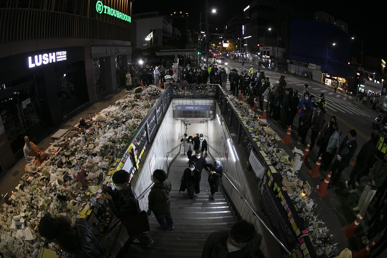 종합] 이태원 참사, 156명 사망 · 187명 부상 < 사회 < 기사본문 - 시사IN