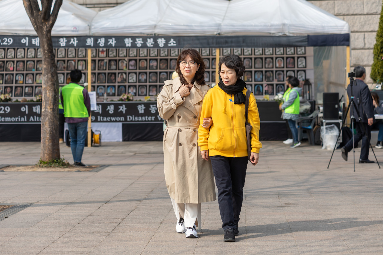 고향 언니, 동생 사이였던 이태원 참사 희생자 박현진씨의 어머니 이옥수씨(왼쪽)와 세월호 참사 희생자 이창현씨의 어머니 최순화씨가 50여 년 만에 서울에서 재회했다. ⓒ김흥구