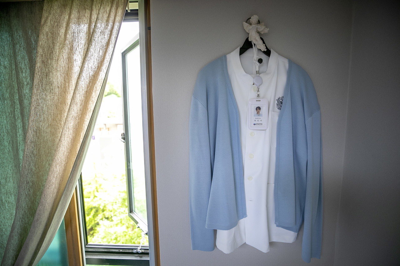 최민석씨 방에 걸린 간호사 유니폼. 그의 꿈은 간호사였다. ⓒ시사IN 박미소