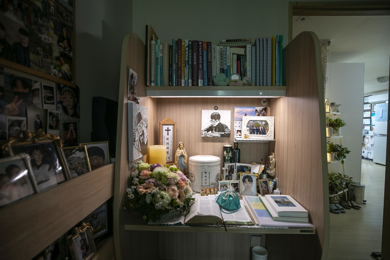 책상에 최민석씨의 유골함과 물건들이 그대로 남겨져 있다. ⓒ시사IN 박미소