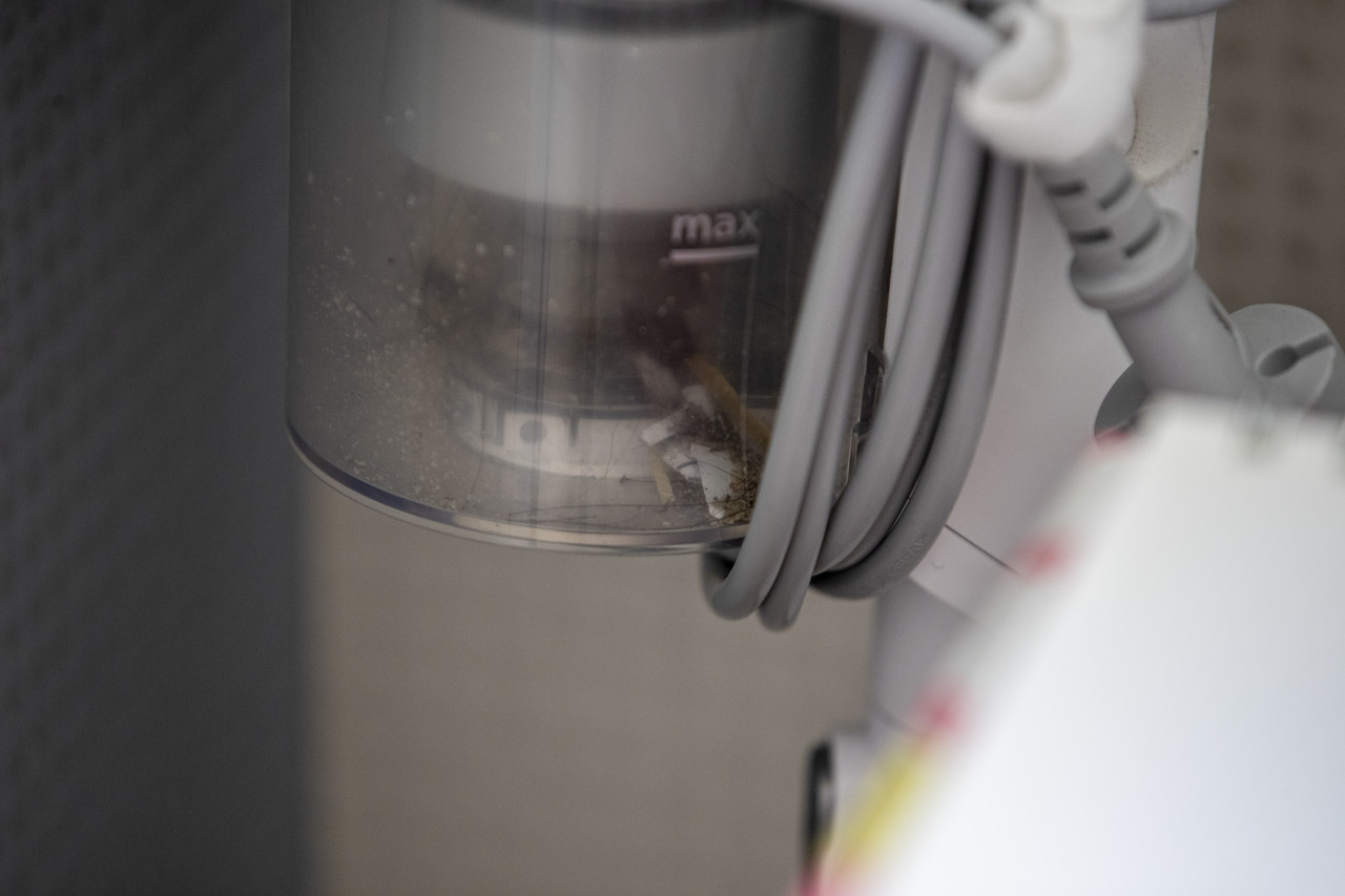 박가영씨가 자취방에서 쓰던 청소기. 머리카락이 그대로 남아 있다. ⓒ시사IN 박미소