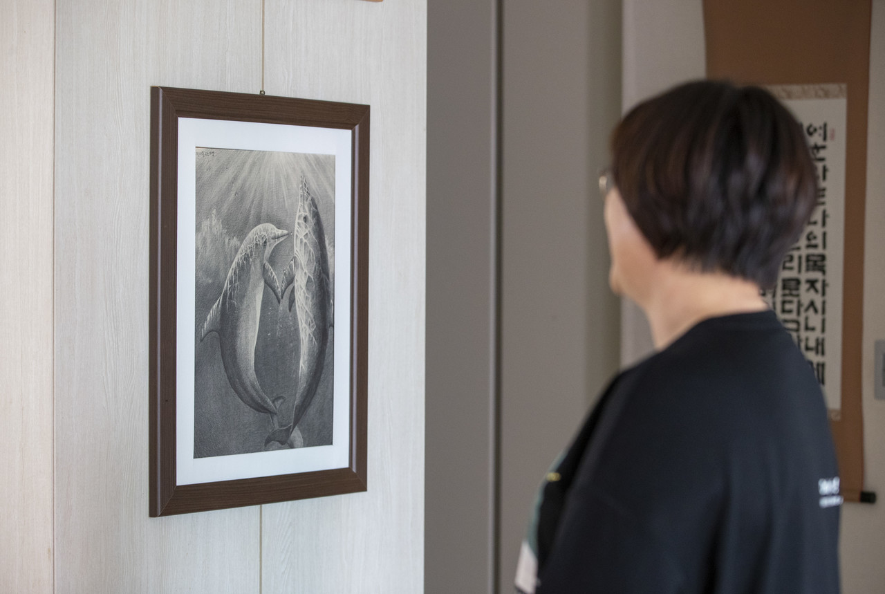 박가영씨가 미술학원에서 처음으로 그려온 돌고래 그림. 엄마는 이 그림을 가장 자랑스러워했다. ⓒ시사IN 박미소