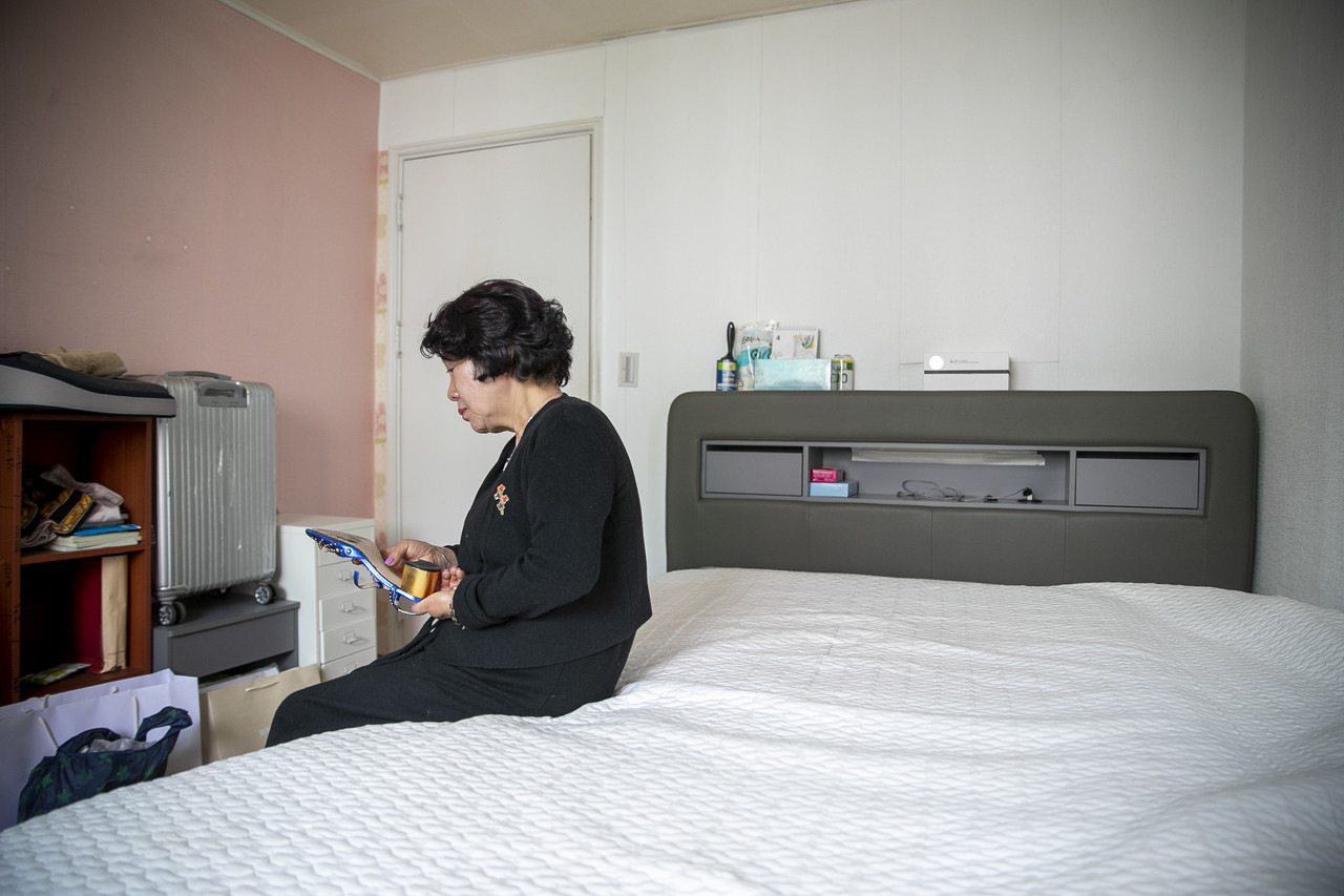 정주희씨의 어머니 이효숙씨가 주희씨 침대에서 사고 당시 신었던 구두를 들고 침대에 앉아 있다. ⓒ시사IN 박미소