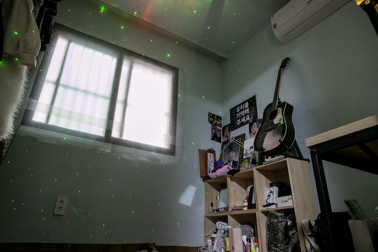 오로라 조명이 켜진 조경철씨의 방. ⓒ시사IN 박미소
