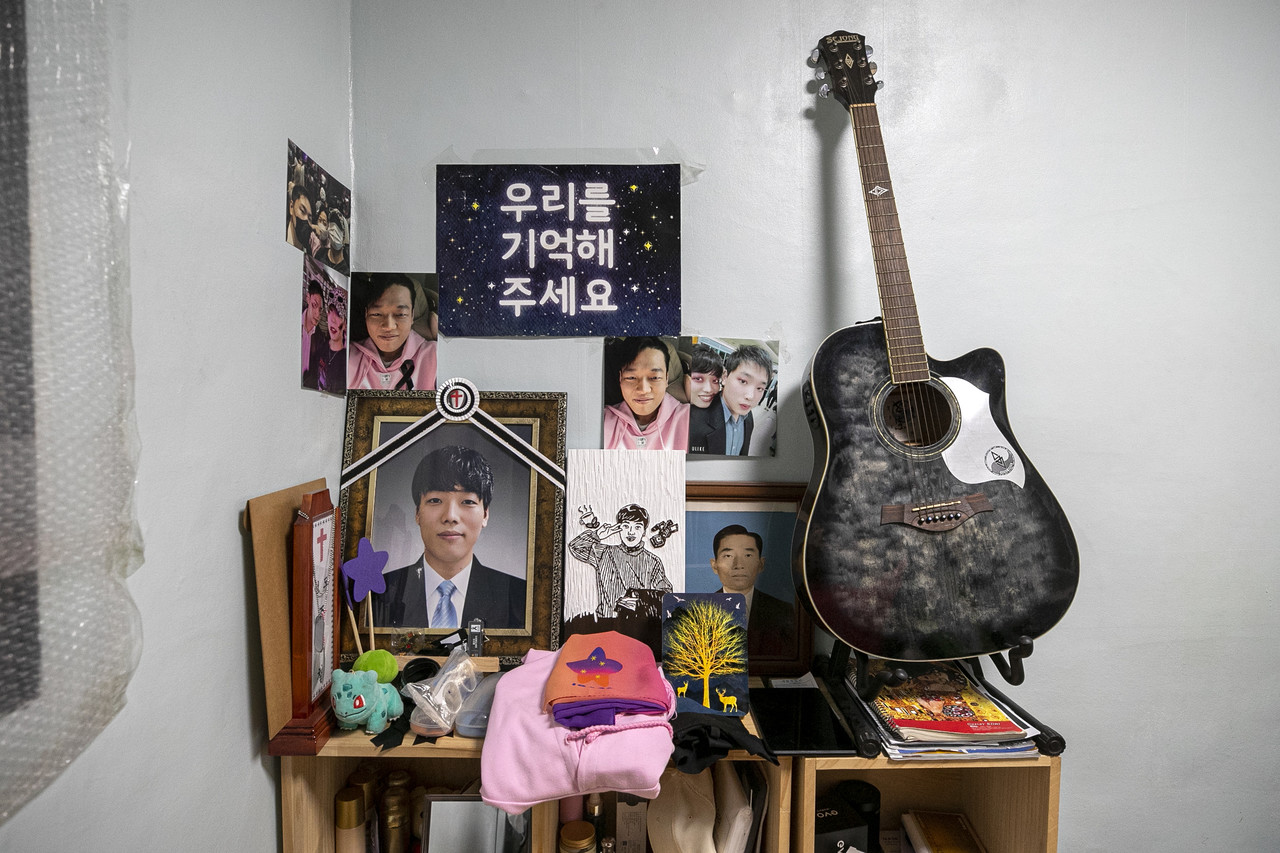 조경철씨의 방에 남겨진 사진과 유품들. ⓒ시사IN 박미소