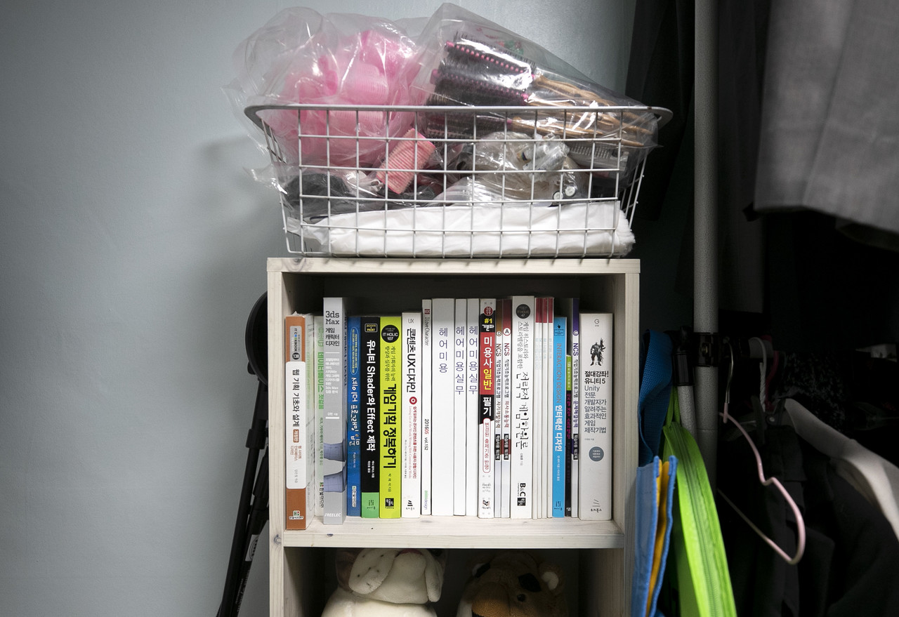 조경철씨의 책장. 미용사 자격증 관련 책과 용품들, 좋아하던 인형들이 있다. ⓒ시사IN 박미소