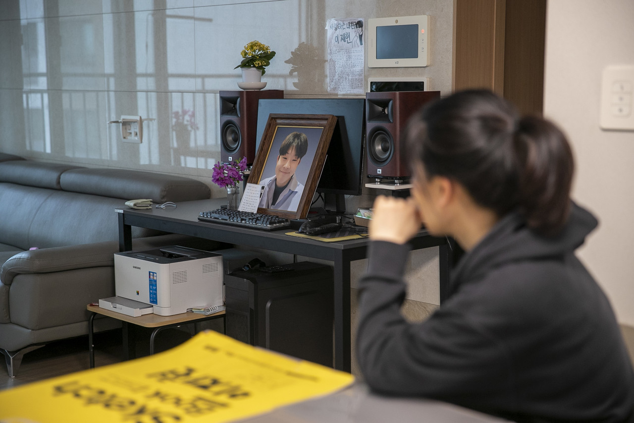 이재현 군의 어머니 송해진씨가 거실 책상에 놓인 재현 군의 영정사진을 바라보고 있다. ⓒ시사IN 박미소