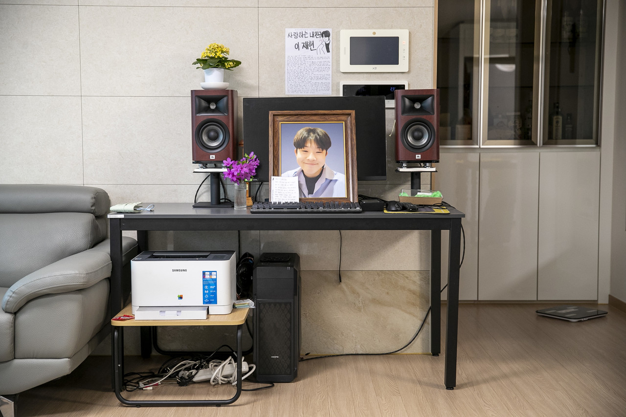 이재현 군이 쓰던 컴퓨터 책상이 거실에 그대로 놓여져 있다. ⓒ시사IN 박미소