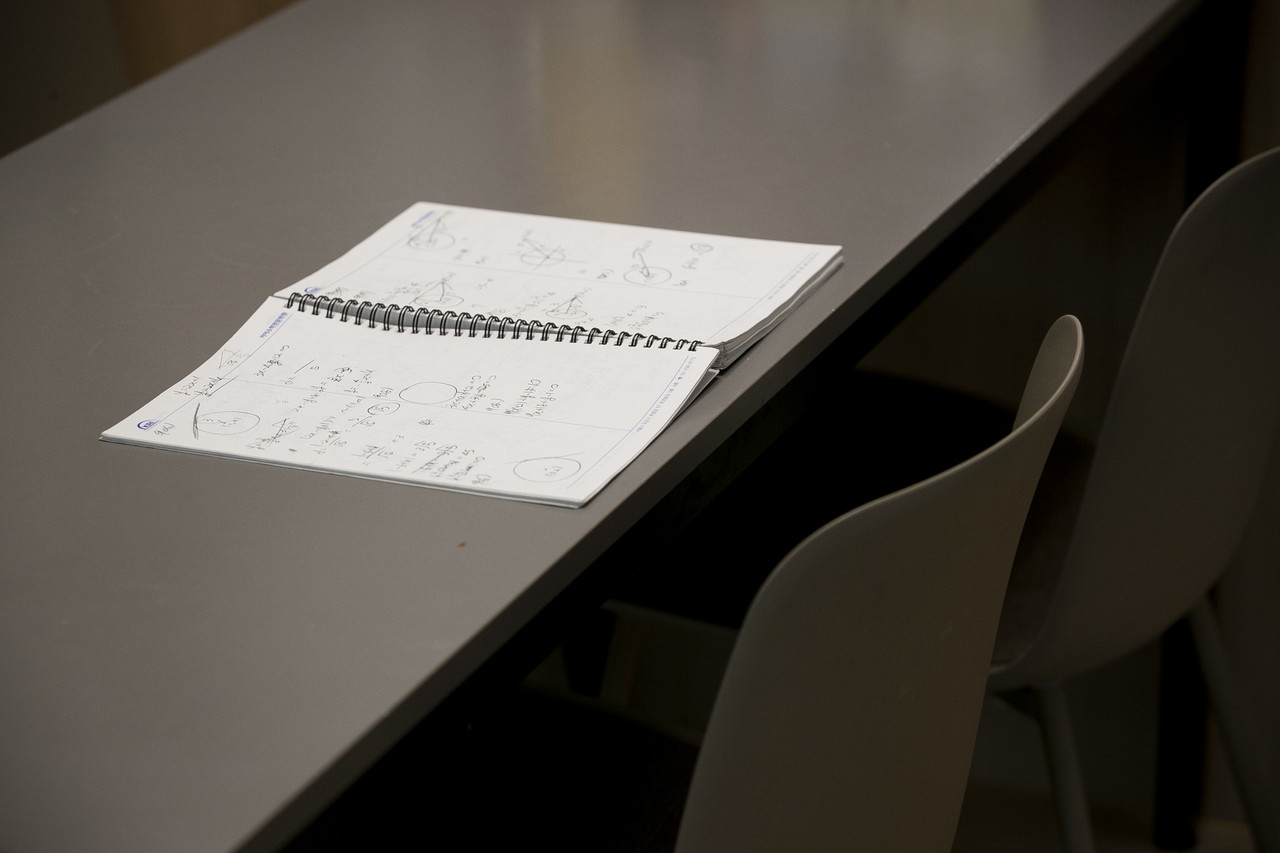 주방 식탁에 이재현 군이 공부했던 수학 공책이 놓여 있다. ⓒ시사IN 박미소