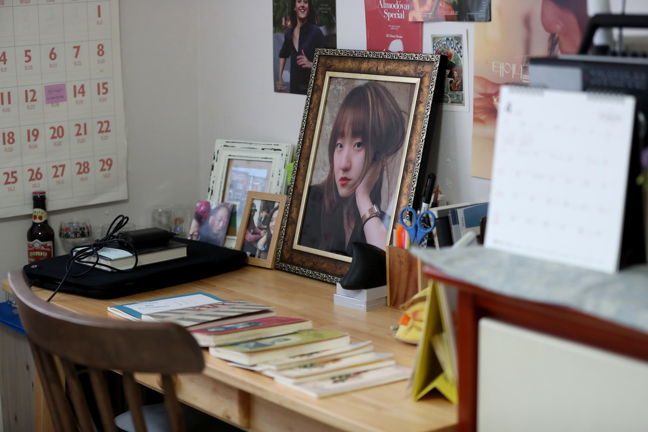 박현진씨의 책상. 액자 사진 아래엔 영화, 독서, 전시 감상 공책이 놓여 있다. ⓒ시사IN 박미소