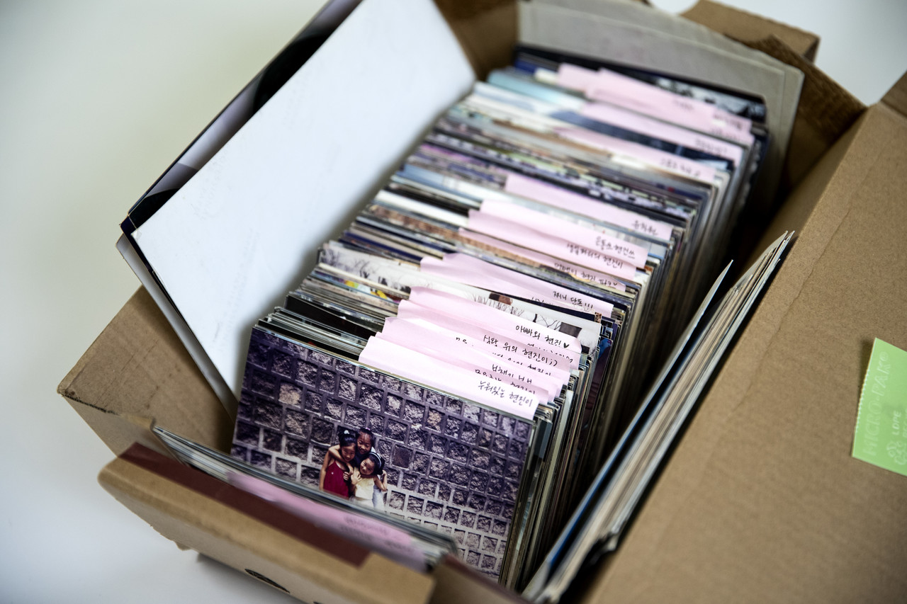 박현진씨가 모은 사진들. 2년 전 그가 직접 포스트잇을 붙여 분류했다. ⓒ시사IN 박미소