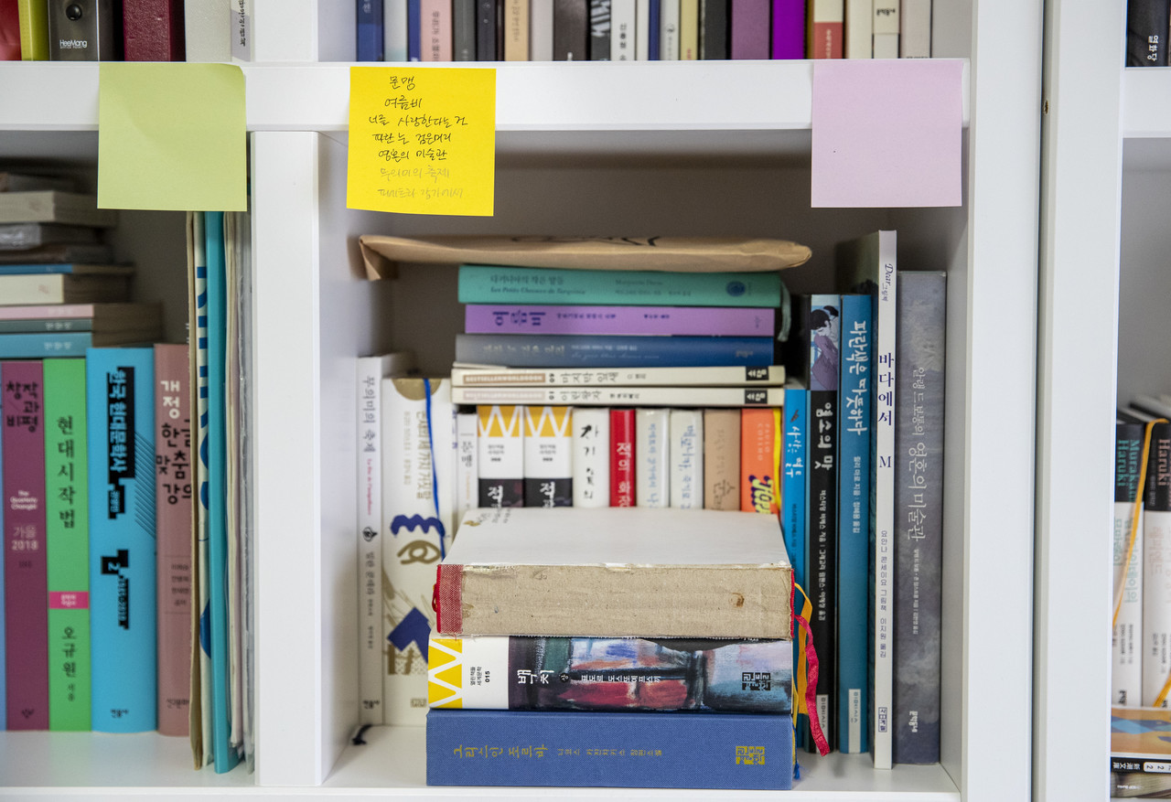 책으로 빼곡한 책장. 읽은 책은 메모지에 기록해뒀다. ⓒ시사IN 박미소