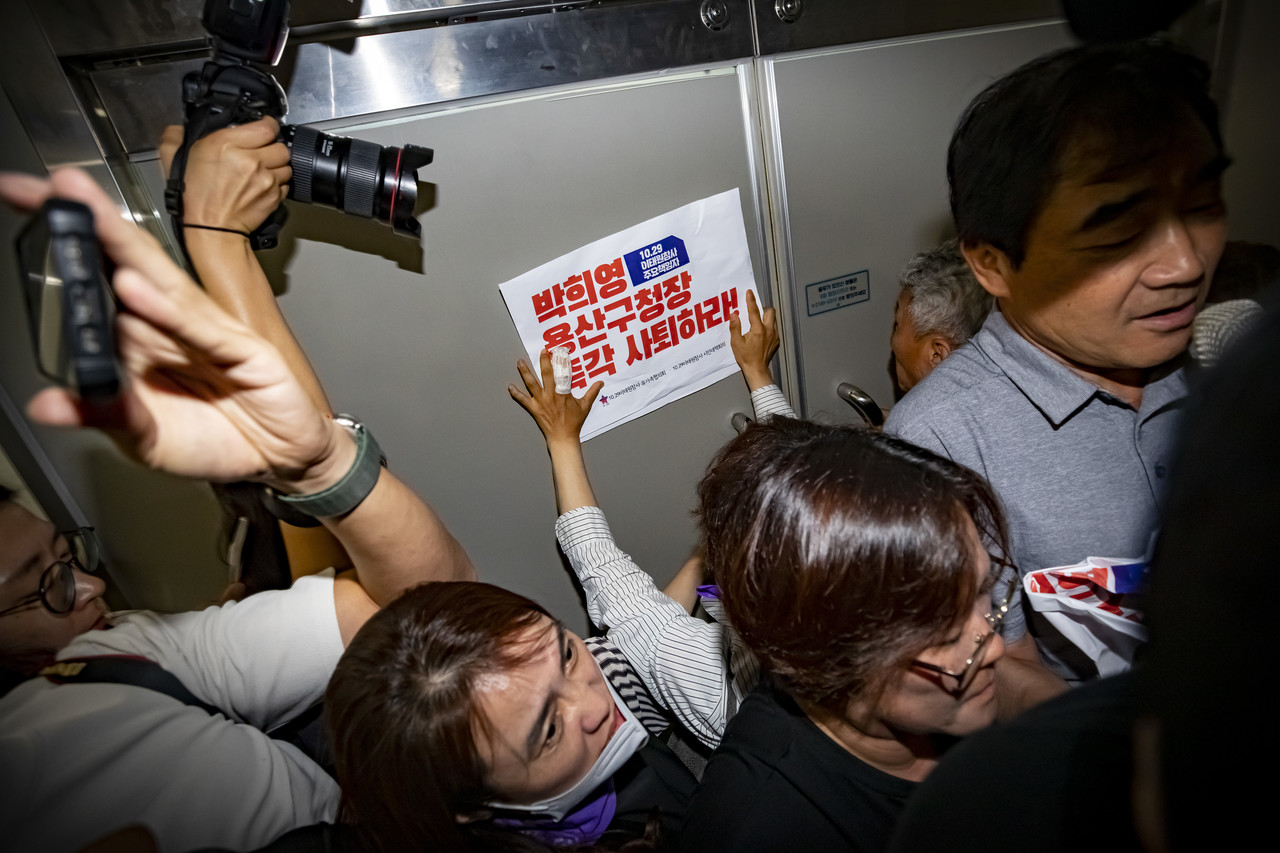 6월8일 오전 서울 용산구청에서 이태원 참사 유가족들이 박희영 용산구청장의 사퇴를 촉구하며 구청장실 진입을 시도했으나 잠긴 문에 가로막혔다. ⓒ시사IN 박미소