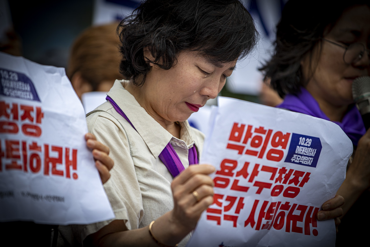 이태원 참사 유가족이 6월8일 오전 서울 용산구청 앞에서 열린 박희영 용산구청장 출근 저지 기자회견에서 눈물을 흘리고 있다. ⓒ시사IN 박미소