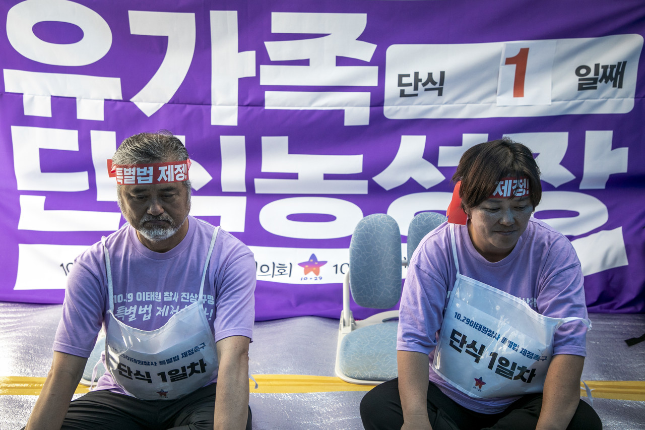 6월20일 고 이주영씨의 아버지 이정민 유가협 대표직무대행(왼쪽)과 고 박가영씨의 어머니 최선미 유가협 운영위원이 이태원 참사 특별법 제정을 촉구하며 유가족 단식 농성을 시작했다. ⓒ시사IN 신선영