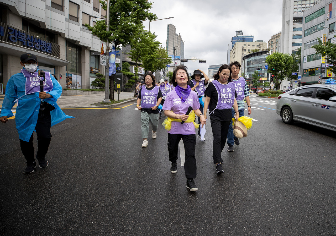 이태원 참사 희생자 강가희씨의 엄마 이숙자씨(맨 앞)가 딸의 이름을 부르며 걷고 있다. ⓒ시사IN 박미소