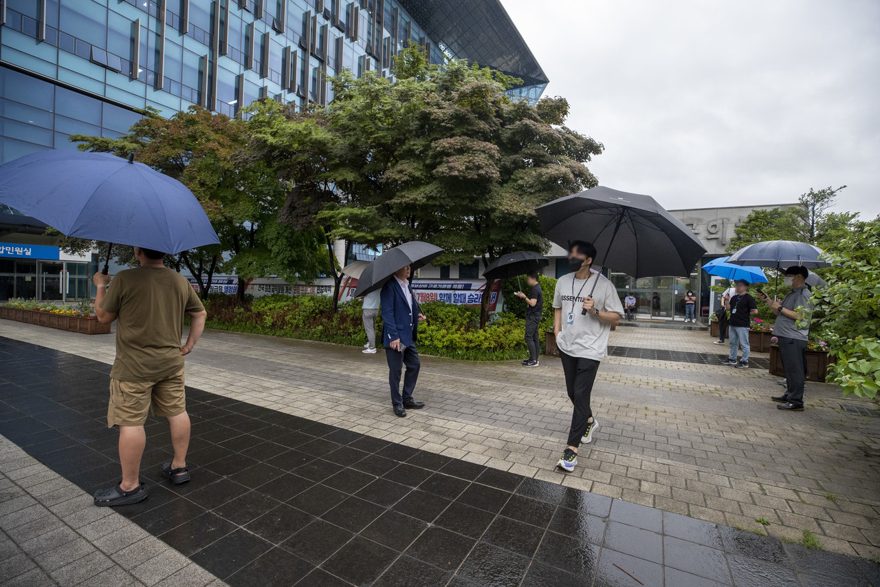 용산구청 직원들이 유가족들의 구청 진입을 막기 위해 대기하고 있다. ⓒ시사IN 박미소