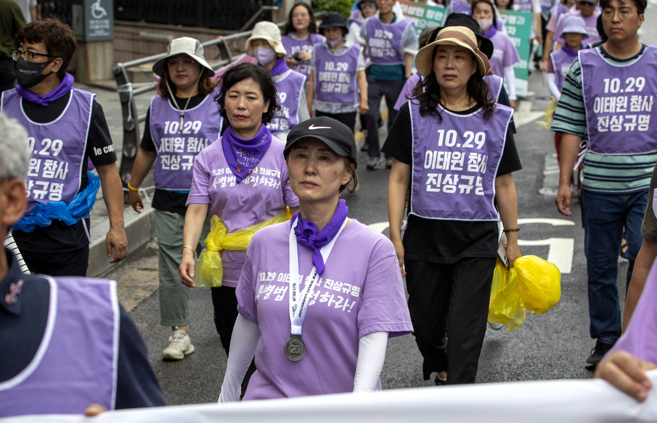 이태원 참사 희생자 프란치스카 김지현씨의 엄마 김채선씨가 메달을 메고 행진하고 있다. ⓒ시사IN 박미소