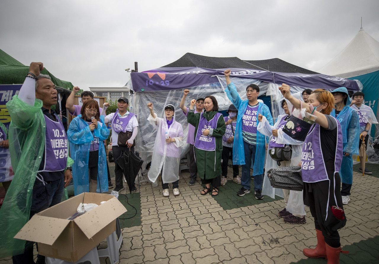 유가족들과 시민들이 행진을 마친 후 국회의사당 앞 농성장에서 구호를 외치고 있다. ⓒ시사IN 박미소