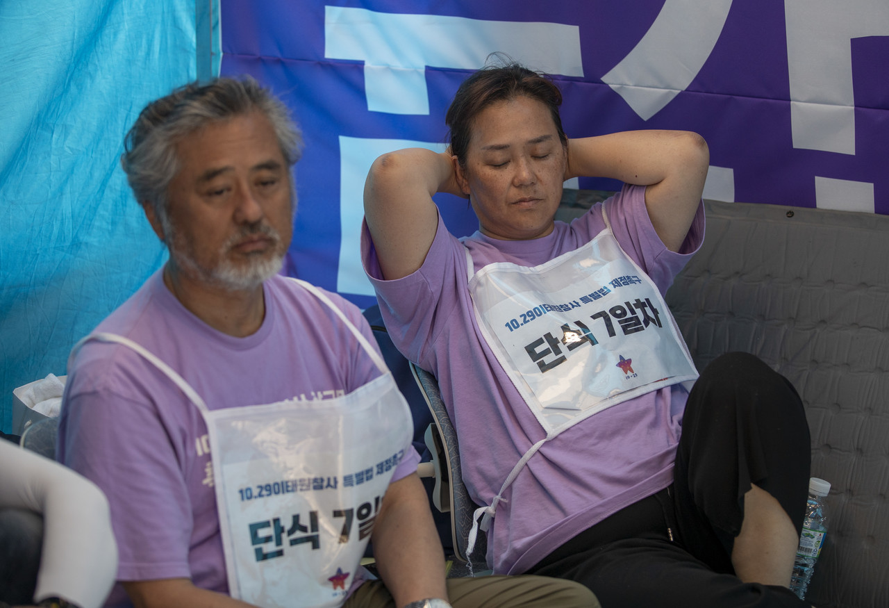 단식 중인 이정민 유가협 대표 직무대행(왼쪽)과 최선미 운영위원. ⓒ시사IN 박미소