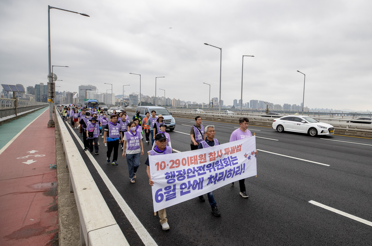 행진단이 마포대교를 지나고 있다. ⓒ시사IN 박미소