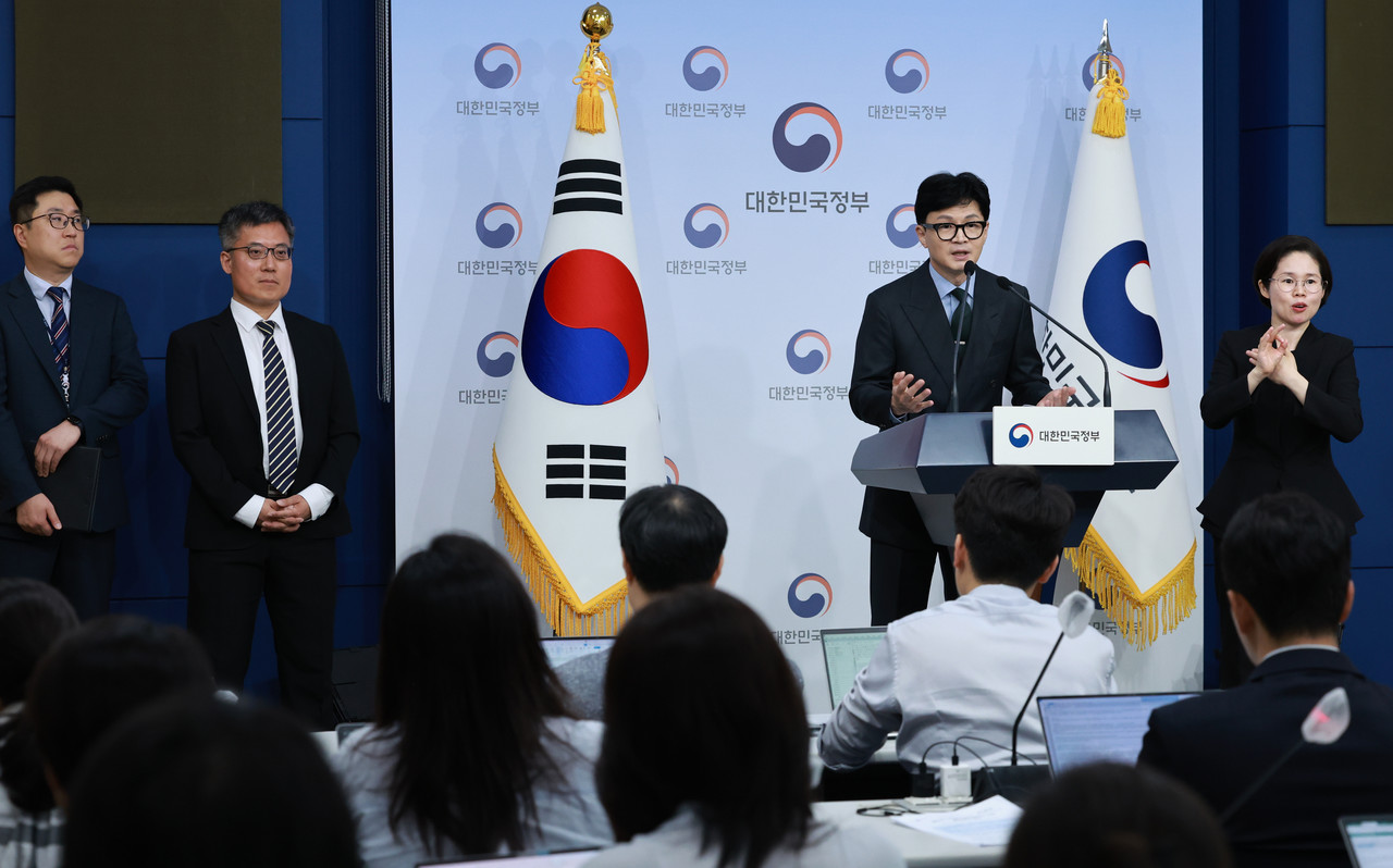 한동훈 법무부 장관이 7월18일 정부서울청사 별관에서 엘리엇 국제투자분쟁(ISDS) 사건 판정 후속 조치 관련 내용을 발표한 뒤 취재진의 질문에 답하고 있다. ⓒ연합뉴스