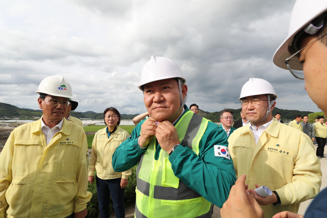 7월25일 헌법재판소의 탄핵 심판 청구 기각으로 직무에 복귀한 이상민 행정안전부 장관이 충남 청양군 수해 현장에서 안전모를 착용하고 있다. ⓒ연합뉴스