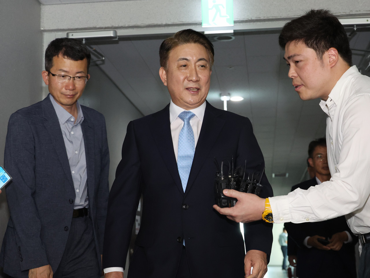 이동관 방송통신위원장 후보자(가운데)가 8월4일 경기 과천시 인사청문준비단 사무실에 들어서고 있다.ⓒ연합뉴스