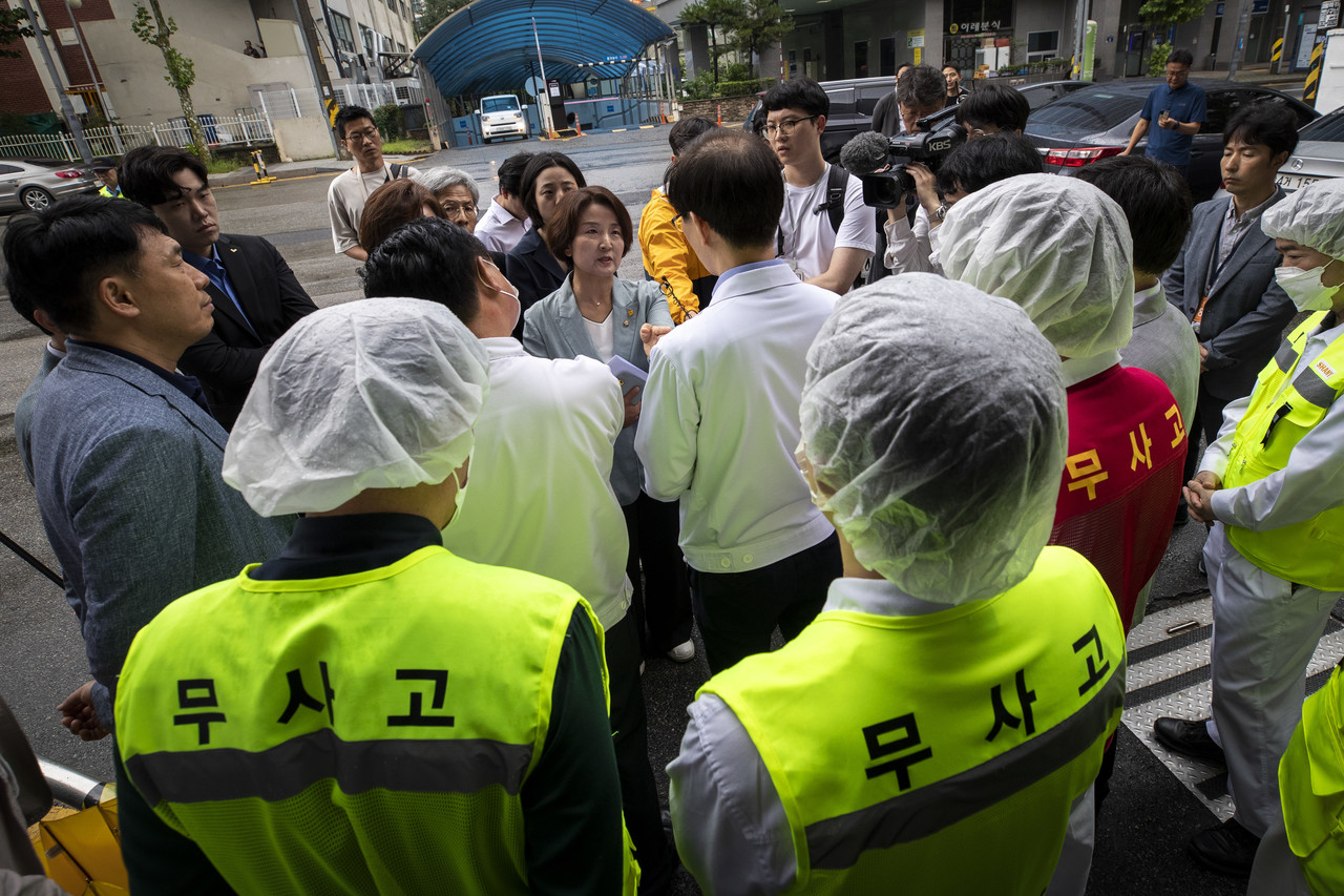 8월11일 샤니 성남 공장을 방문해 사고 현장을 살펴보려던 정의당 국회의원들과 이들을 막으려는 샤니 직원들이 대치하고 있다. ⓒ시사IN 신선영