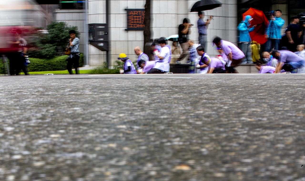 유가족들이 서울 중구 프레스센터 앞을 지나고 있다. ⓒ시사IN 박미소