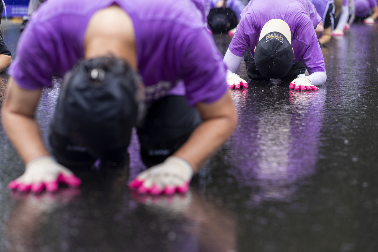 삼보일배 2일 차에 내린 폭우 속에서 행진하는 유가족들. ⓒ시사IN 박미소