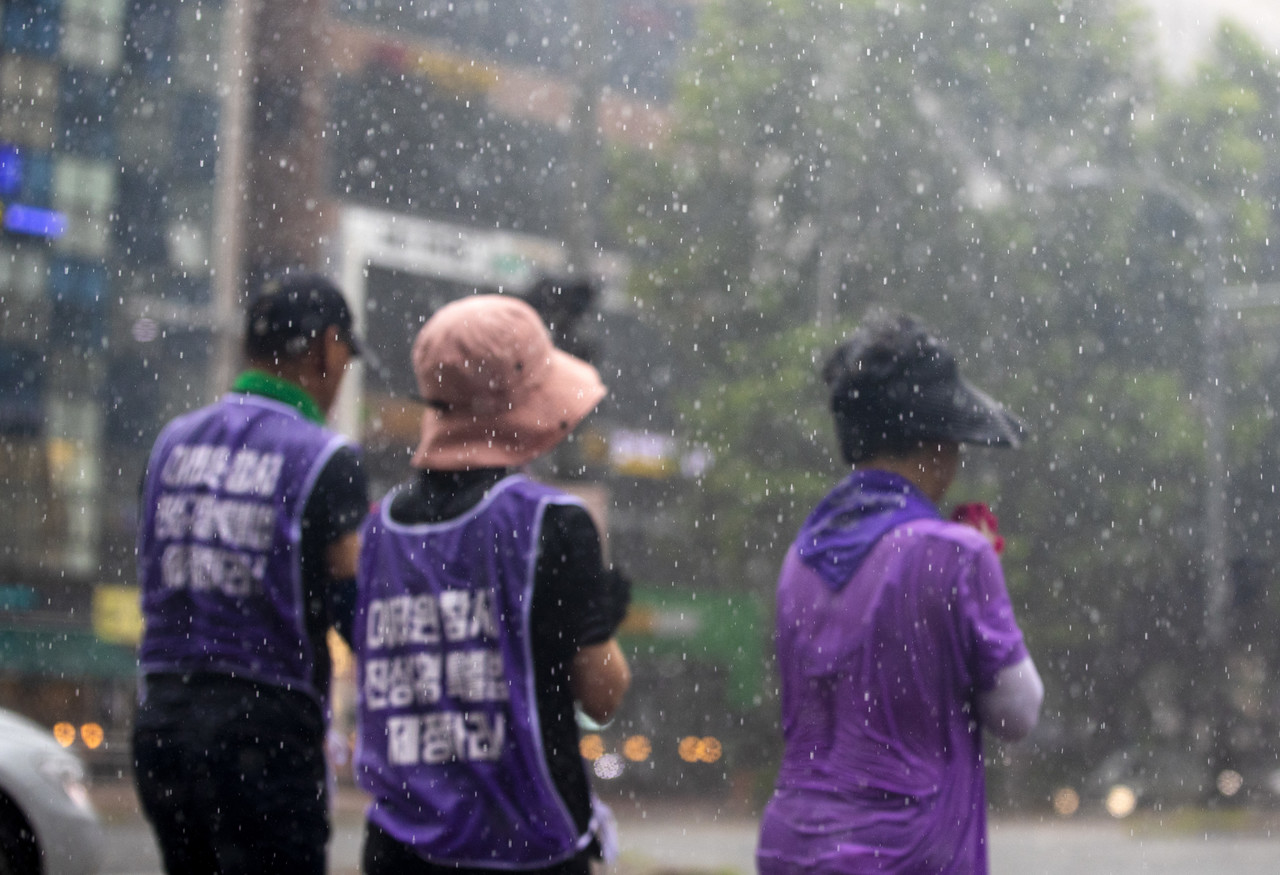 빗속에서 진행된 삼보일배 행진. ⓒ시사IN 박미소