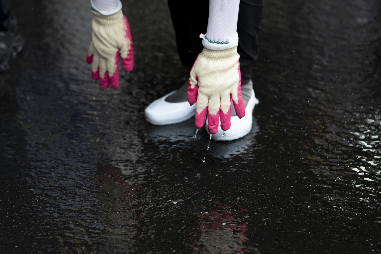 박영수씨의 장갑에서 빗물이 떨어지고 있다. ⓒ시사IN 박미소