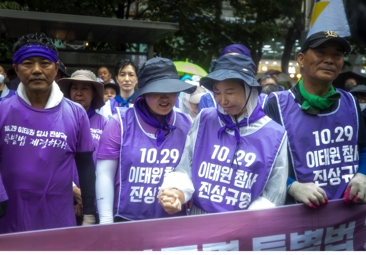 삼보일배 2일 차, 서울 마포구 마포역에서 행진을 마친 후 이태원 참사 희생자 이지현씨(1999년생)의 어머니 정미라씨(47, 앞줄 왼쪽에서 두 번째)가 