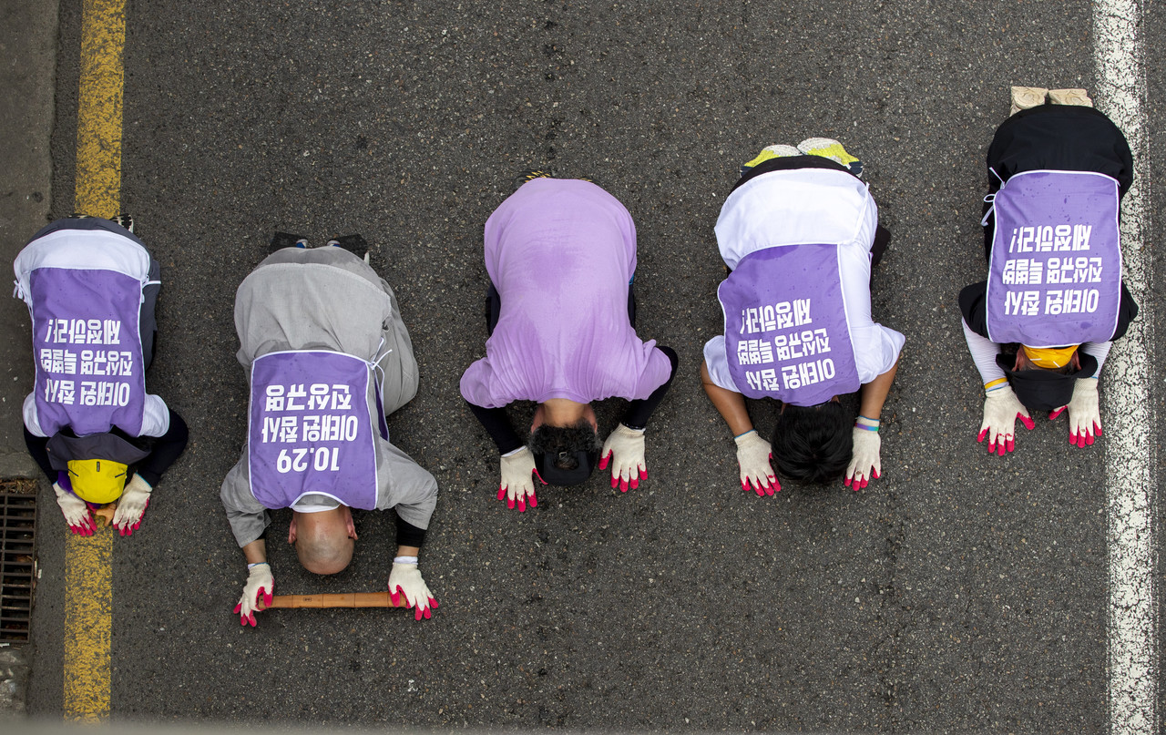 삼보일배 1일 차인 8월22일 유가족들과 종교단체 회원들이 서울 서대문구 북아현동 가구거리를 지나고 있다. 삼보일배 행진에는 대한불교조계종 사회노동위원회, 천주교 남녀수도회 정의평화환경위원회, 원불교시민사회네트워크, 10·29 이태원 참사를 기억하고 행동하는 그리스도인 모임이 동참했다. ⓒ시사IN 박미소