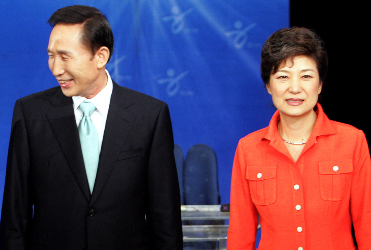 2007년 한나라당 대선 경선을 앞두고 합동 토론회에 참석한 이명박 전 대통령과 박근혜 전 대통령.ⓒ연합뉴스