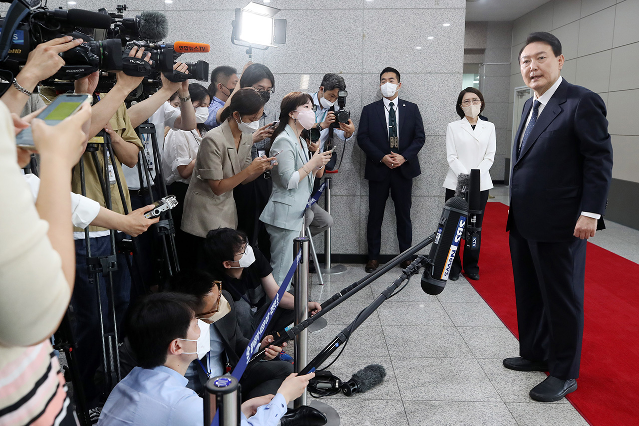 기자들과 인터뷰 중인 윤석열 대통령