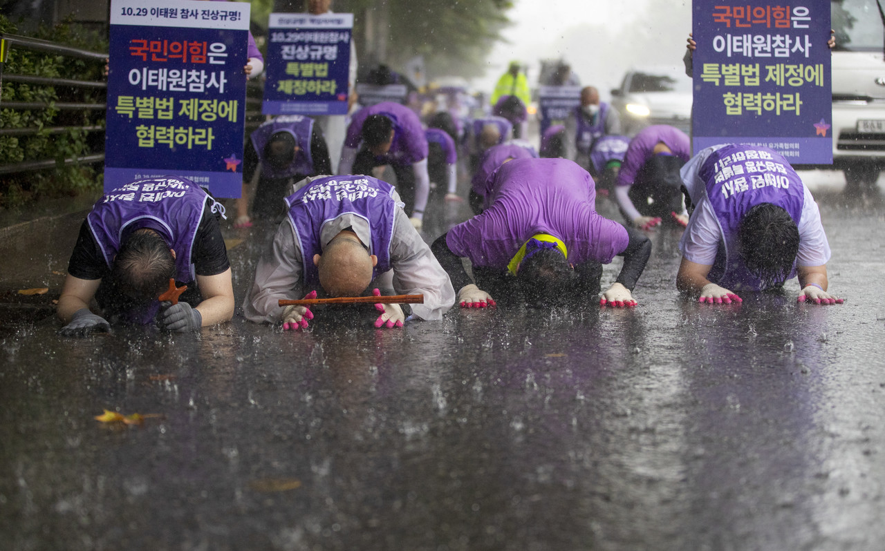 8월23일 서울 마포구에서 이태원 참사 유가족과 시민들이 국회를 향해 삼보일배를 하고 있다. ⓒ시사IN 박미소
