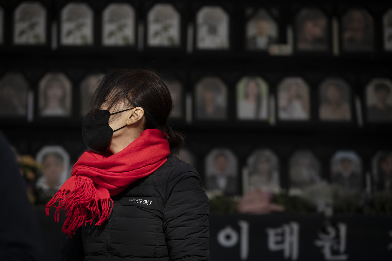 2월15일 오후 서울 시청 앞 이태원참사 희생자 합동분향소에서 한 유가족이 눈물을 흘리고 있다. ⓒ시사IN 이명익