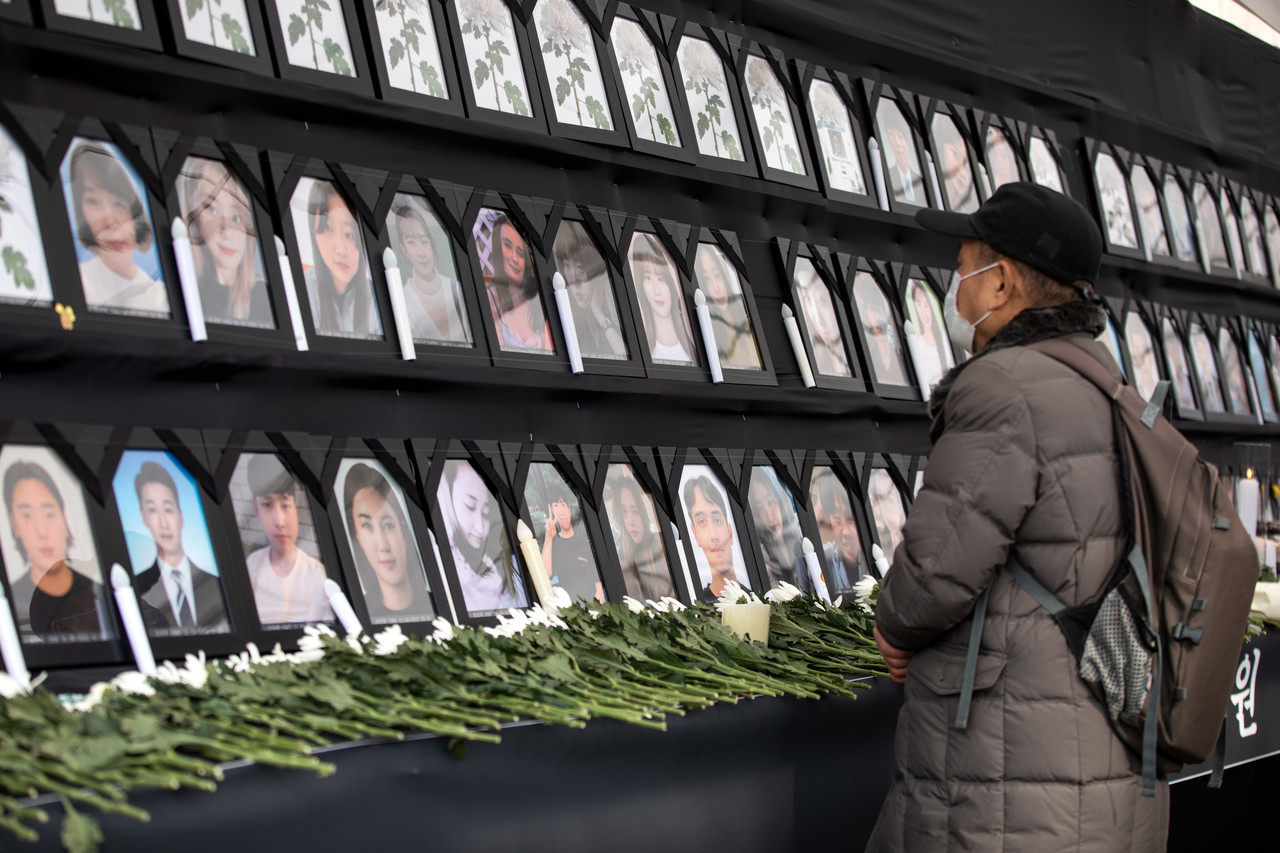 2월6일 서울시청 앞 이태원 참사 합동 분향소에서 한 시민이 희생자들을 추모하고 있다. ⓒ시사IN 신선영