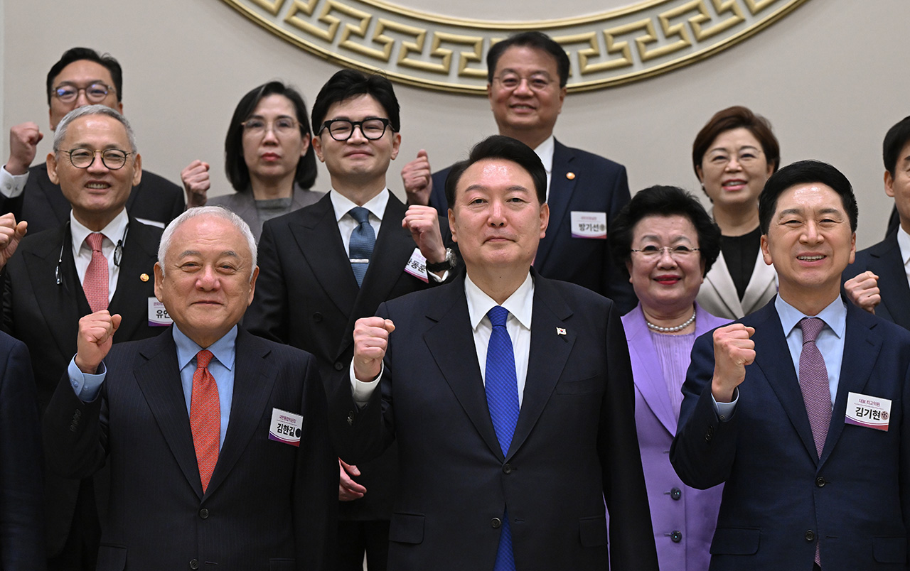 10월17일 윤석열 대통령이 김한길 국민통합위원장, 김기현 국민의힘 대표 등과 기념촬영을 하고 있다.ⓒ대통령실 제공