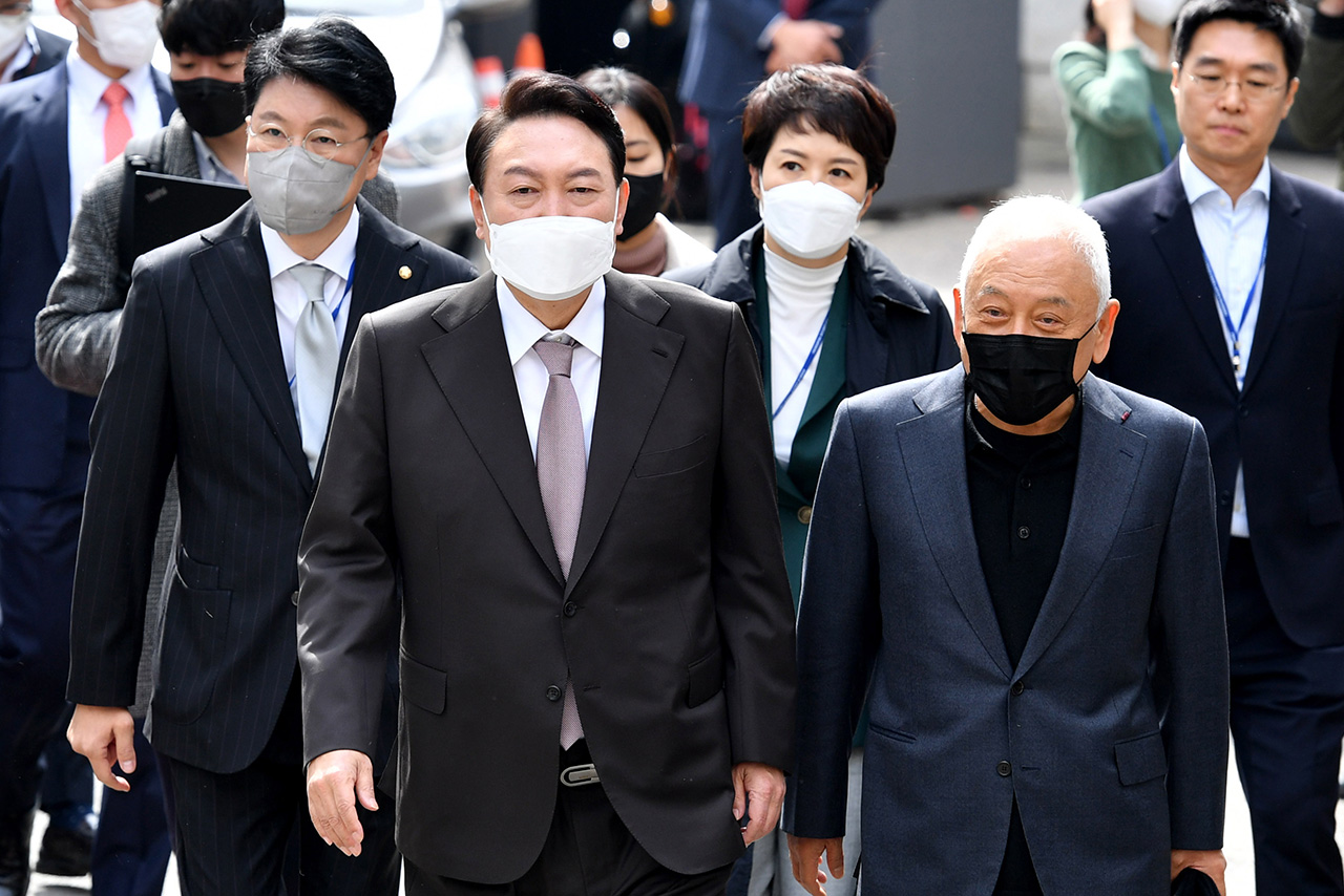 지난해 3월17일 윤석열 당시 대통령 당선자가 김한길 국민통합위원회 위원장, 장제원 당선자 비서실장 등과 함께 식당으로 가고 있다. ⓒ국회사진취재단