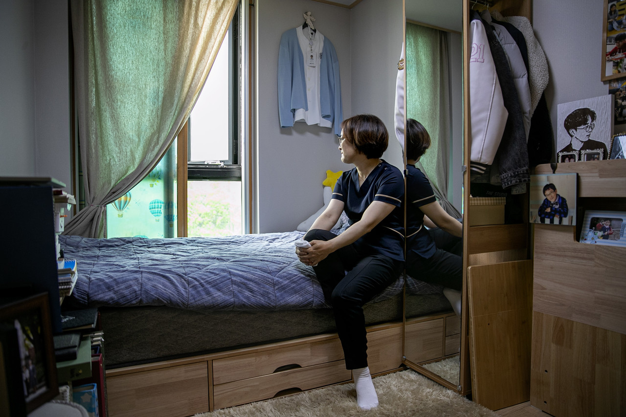 이태원 참사로 희생된 최민석씨의 침대에 어머니 김희정씨가 앉아 있다. ⓒ시사IN 박미소