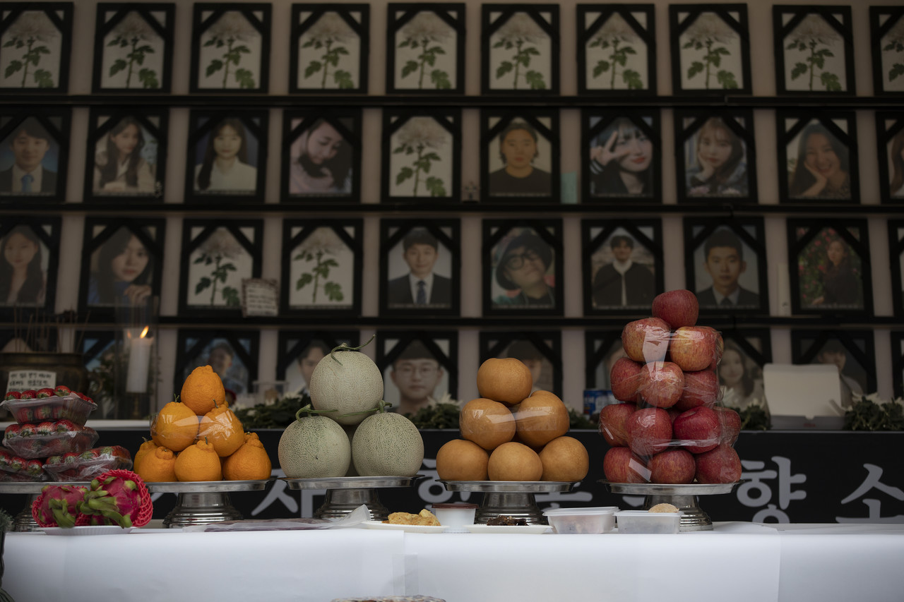 2023년 1월22일 서울 용산구 녹사평역 광장에 마련된 10·29 이태원 참사 희생자 합동분향소에 설 차례상이 차려져 있다. ⓒ시사IN 이명익