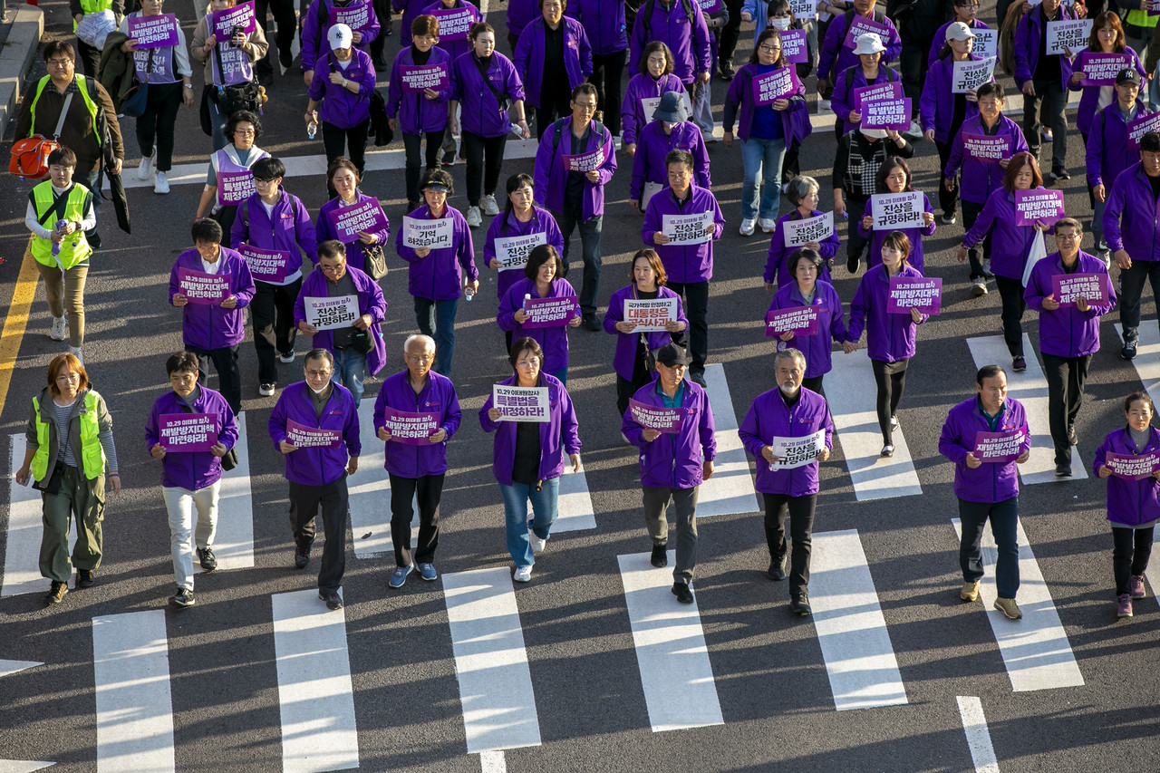 이태원 참사 1주기인 2023년 10월29일 이태원 참사 유가족과 시민단체들이 이태원역 1번 출구에서 출발해 추모제가 진행되는 서울광장까지 행진하고 있다. ⓒ시사IN 신선영