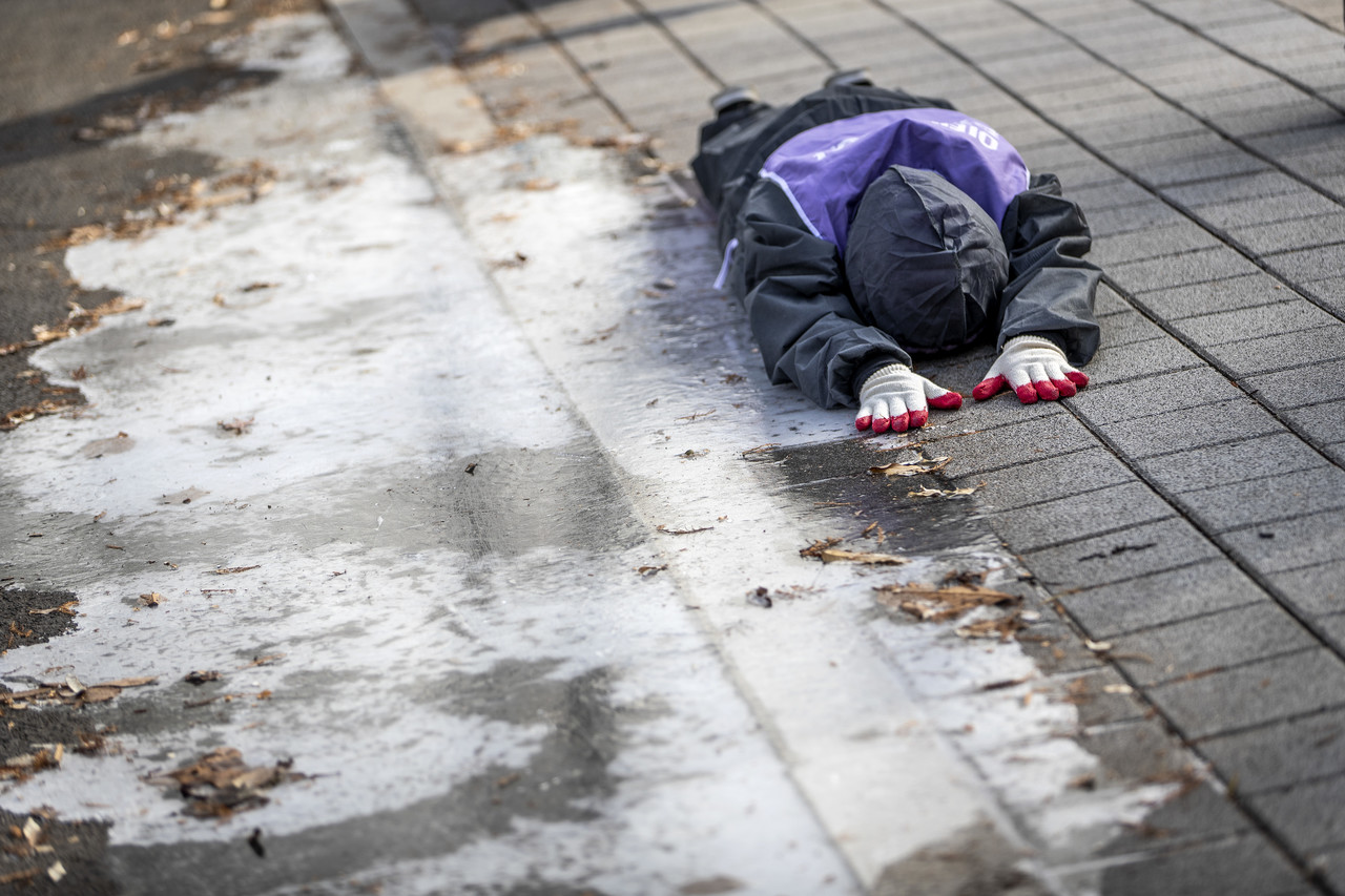 이태원참사 유가족이 이태원참사특별법 국회 본회의 통과를 촉구하며 12월18일 서울 여의도 국회의사당 둘레길을 따라 오체투지를 하고 있다. ⓒ시사IN 박미소