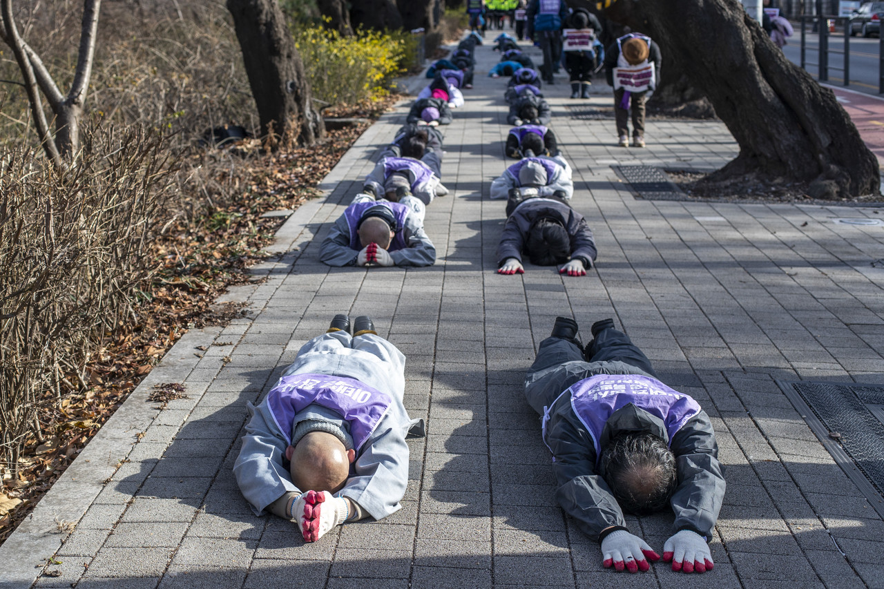 10.29이태원참사유가족협의회 소속 유가족들과 4대종교단체 종교인들이 오체투지를 하고 있다. ⓒ시사IN 박미소