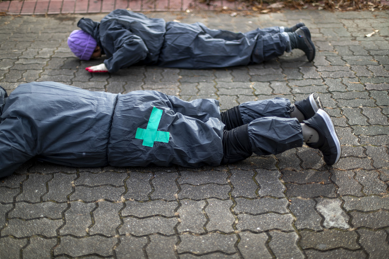 이태원참사 희생자 오지민(1997년생)씨의 아버지 오일석씨의 찢긴 방진복에 테이프가 붙여져 있다. ⓒ시사IN 박미소