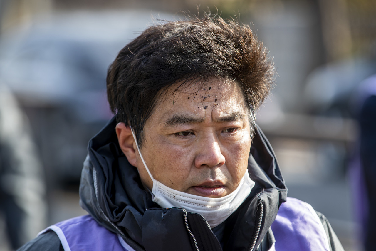 이태원참사 희생자 유연주(2001년생)씨의 아버지 유형우씨의 이마에 돌가루가 묻어 있다. ⓒ시사IN 박미소